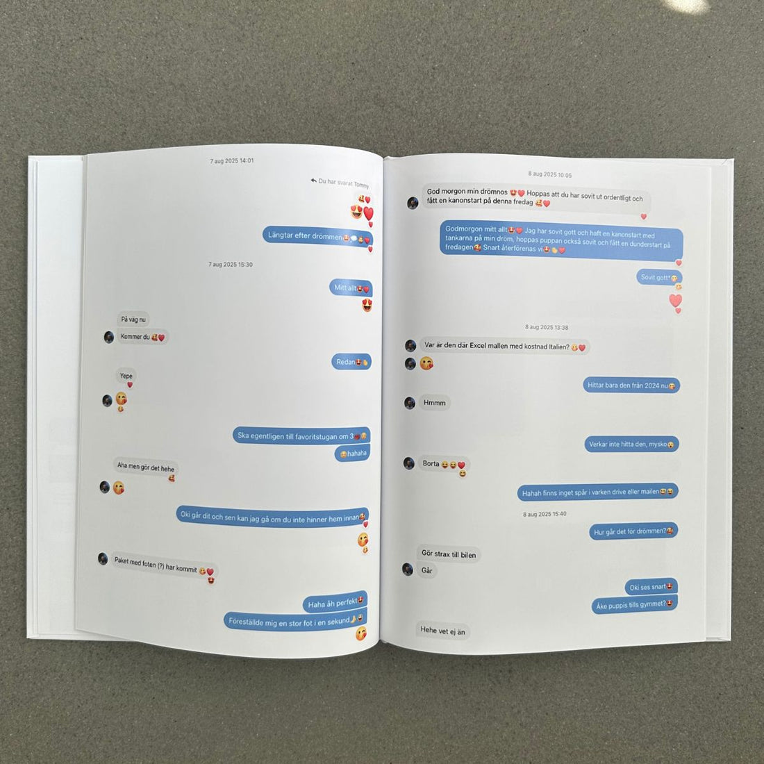 Uppslagen chattbok med tryckta Messenger-chattar i blå och grå pratbubblor – ett exempel på hur meddelanden blir till en personlig minnesbok.