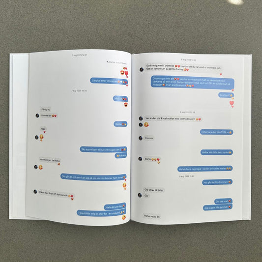 Uppslagen chattbok med tryckta Messenger-chattar i blå och grå pratbubblor – ett exempel på hur meddelanden blir till en personlig minnesbok.